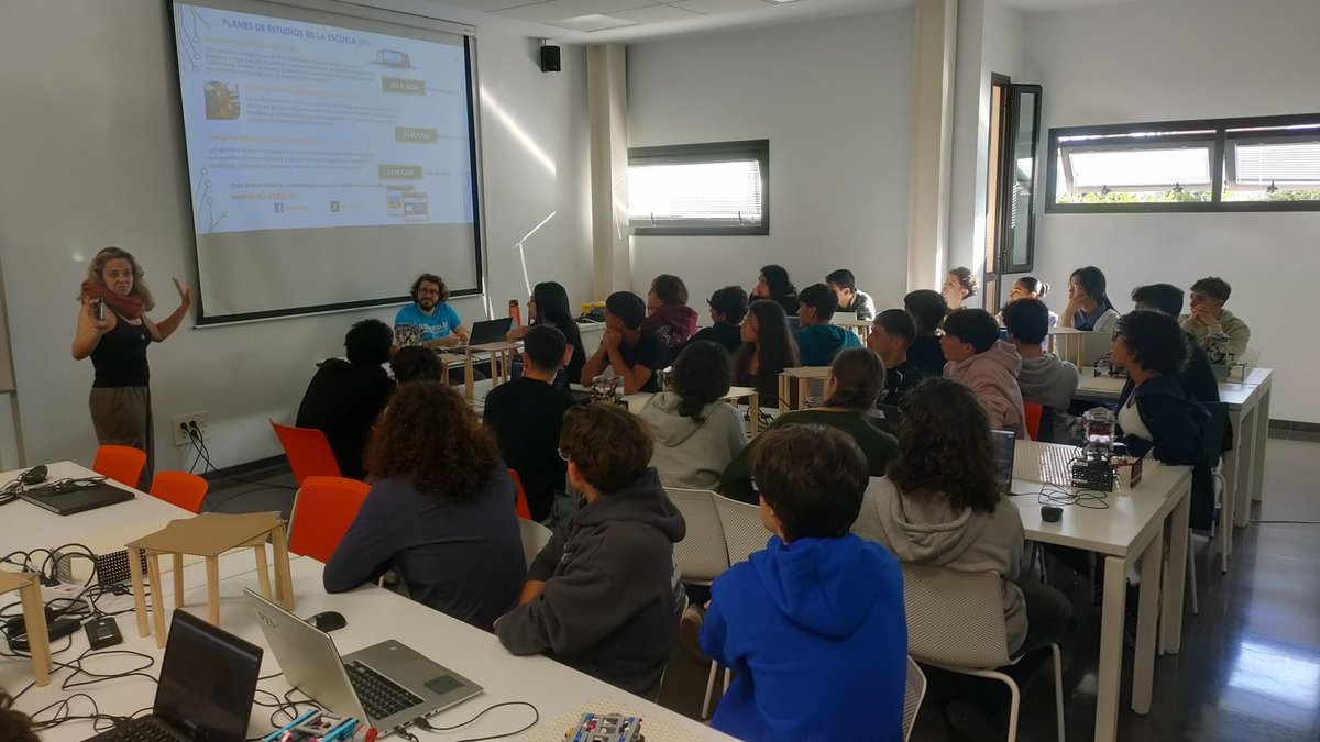 franhh's tweet photo. El pasado viernes 13 de febrero participamos, un año más, en el taller de programación y robótica #Ciberlandia con nuestro alumnos de 4° de ESO y 1° de Bachillerato @ieslaminilla https://t.co/DWWNHvZY1q