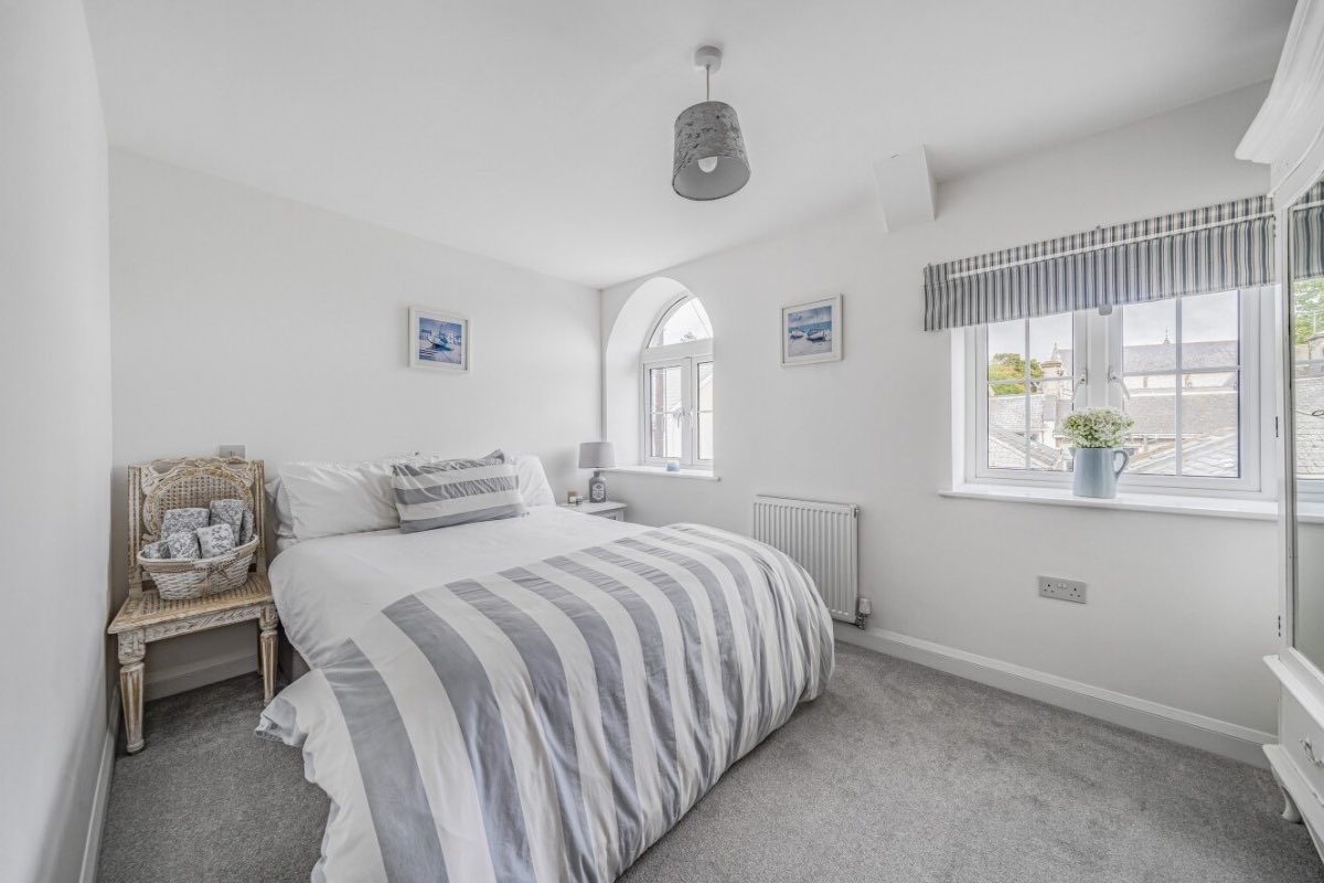 🔑 SOLD 🔑 Kents Lane £370,000 Freehold

Congratulations to our sellers and buyers! 🍾

🛋️ open plan kitchen/dining room/sitting room 
🛌 4 bedrooms
🚽 en-suite, family bathroom
🧼 utility room and cloakroom
📚 small study
🪴 courtyard
📍 moments from Wellswood high street