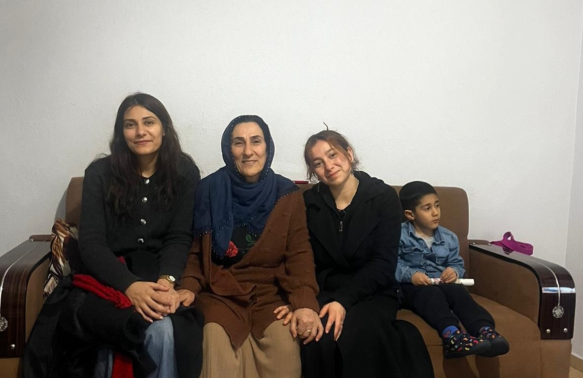 DemKarabaglar's tweet photo. 8 Mart çalışmaları kapsamında ev ev kadınlarla buluştuk.
Bu düzeni değiştirecek olan kadınların örgütlü gücüdür.
Boyun eğmiyoruz, biat etmiyoruz, eşit ve özgür yaşamı büyütüyoruz.
#JinJiyanAzadî https://t.co/yHjkVWuTCL