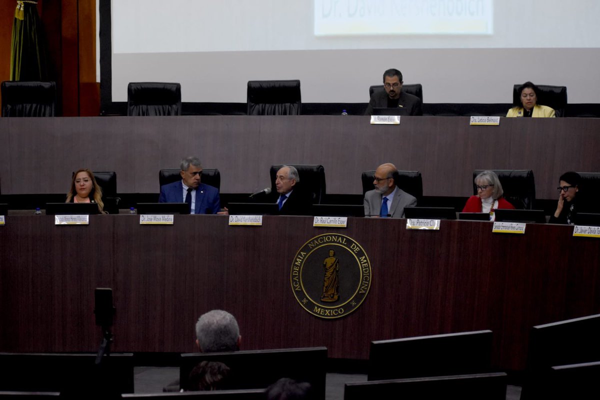 Durante el Simposio de Alto Nivel Sobre Enfermedades Raras, realizado en el Auditorio de la Academia Nacional de Medicina de México, el secretario de Salud, David Kershenobich, refrendó el compromiso del Estado para fortalecer la atención integral de estos padecimientos. 🩺