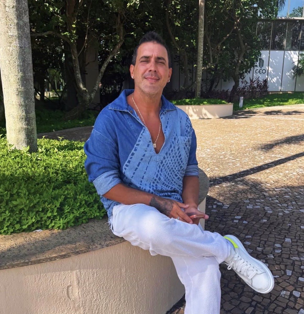 QGdoPOP's tweet photo. André Marques responde se é bissexual: 

“Não sou não, meu amor. A única chance de eu ser bi é bimundial, quando o Flamengo ganhar outro campeonato mundial. Espero ver isso em vida. Só isso mesmo”. https://t.co/lxPVzFvnBl