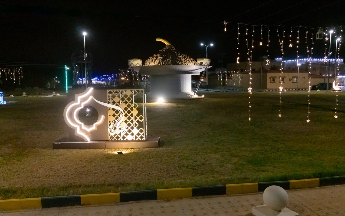 IbnShuraim's tweet photo. #صور 📸 

 ليّالي رمَضان 🌙
دائمًا مُختلفة بهدوُئها و تفاصّيلها و روُحانية أيامَها 

#بلدية_قرية_أبن_شريم تشارككم اجواء رمضان من خلال تركيب المجسمات والانارة .

#أمانة_منطقة_الحدود_الشمالية https://t.co/re7caWvE1n