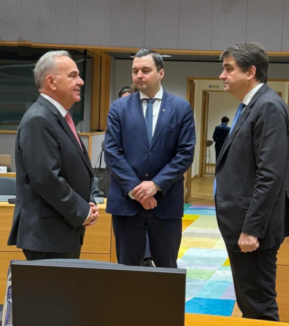 Νίκος Παπαθανάσης tweet media