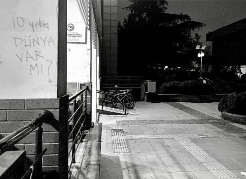 Tam 5 yıl önce çekmişim. Her gün sarsıcı bir karşılama idi kampüste.