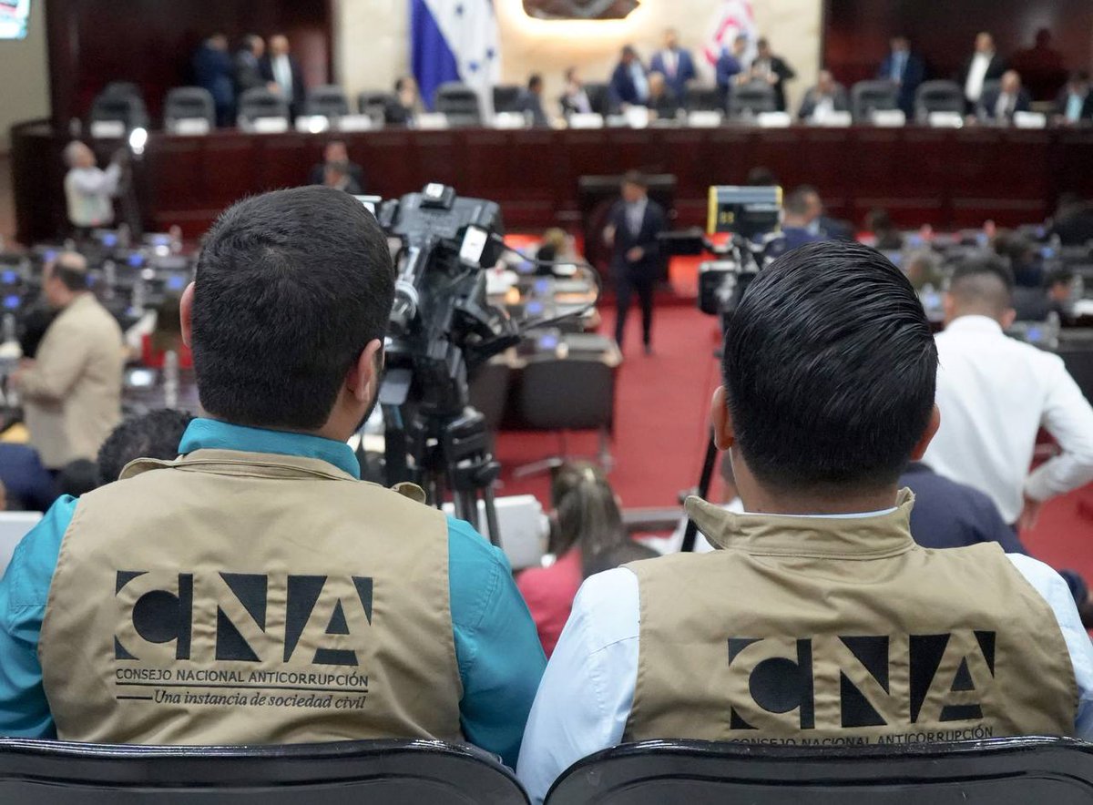 cnahonduras's tweet photo. El Consejo Nacional Anticorrupción, a través del Mecanismo de Incidencia Ciudadana (MIC), ha estado presente en las sesiones del pleno del Congreso Nacional, manteniendo un ejercicio de veeduría ciudadana activo sobre el desempeño y funcionamiento del Poder Legislativo.

En ese sentido, el pasado 17 de febrero se remitió la primera comunicación oficial con observaciones técnicas sobre el desarrollo de las sesiones.

Una de ellas fue la ausencia de una agenda legislativa pública previa a cada sesión, lo que impedía el análisis anticipado tanto para los diputados como para la ciudadanía. Actualmente, esa agenda ya se está publicando, lo que demuestra que la veeduría técnica incide cuando existe apertura institucional.

Sin embargo, todavía hay aspectos que deben corregirse para garantizar mayor transparencia.

➞ Votación con poca claridad

El mecanismo actual consiste en el levantamiento de mano; sin embargo, esta práctica no permite un conteo transparente ni verificable en tiempo real.

Ante las declaraciones de las autoridades del Congreso Nacional de que el sistema electrónico se encuentra obsoleto, es urgente instalar uno nuevo que permita visualizar el nombre, fotografía, bancada y voto de cada diputado en los decretos aprobados.

Mientras esto ocurre, el CNA insta a que, de manera inmediata, se implemente un mecanismo alterno que garantice certeza y trazabilidad.

➞ Quórum inexacto y asistencia no verificable

Aunque se ha manifestado una asistencia casi perfecta, la ciudadanía no cuenta con un mecanismo público que permita comprobarla.

En ese sentido, el CNA exhorta a las autoridades del Congreso Nacional a implementar un sistema electrónico que refleje las asistencias, ausencias y justificaciones, generando registros que permitan evaluar el comportamiento de los congresistas.

En relación al anuncio de deducciones salariales por inasistencias, los nombres y registros correspondientes deben hacerse públicos como garantía de rendición de cuentas.

El CNA seguirá presente en el hemiciclo, observando, proponiendo y construyendo para fortalecer la democracia mediante la vigilancia ciudadana.

#CongresoNacional
#MIC