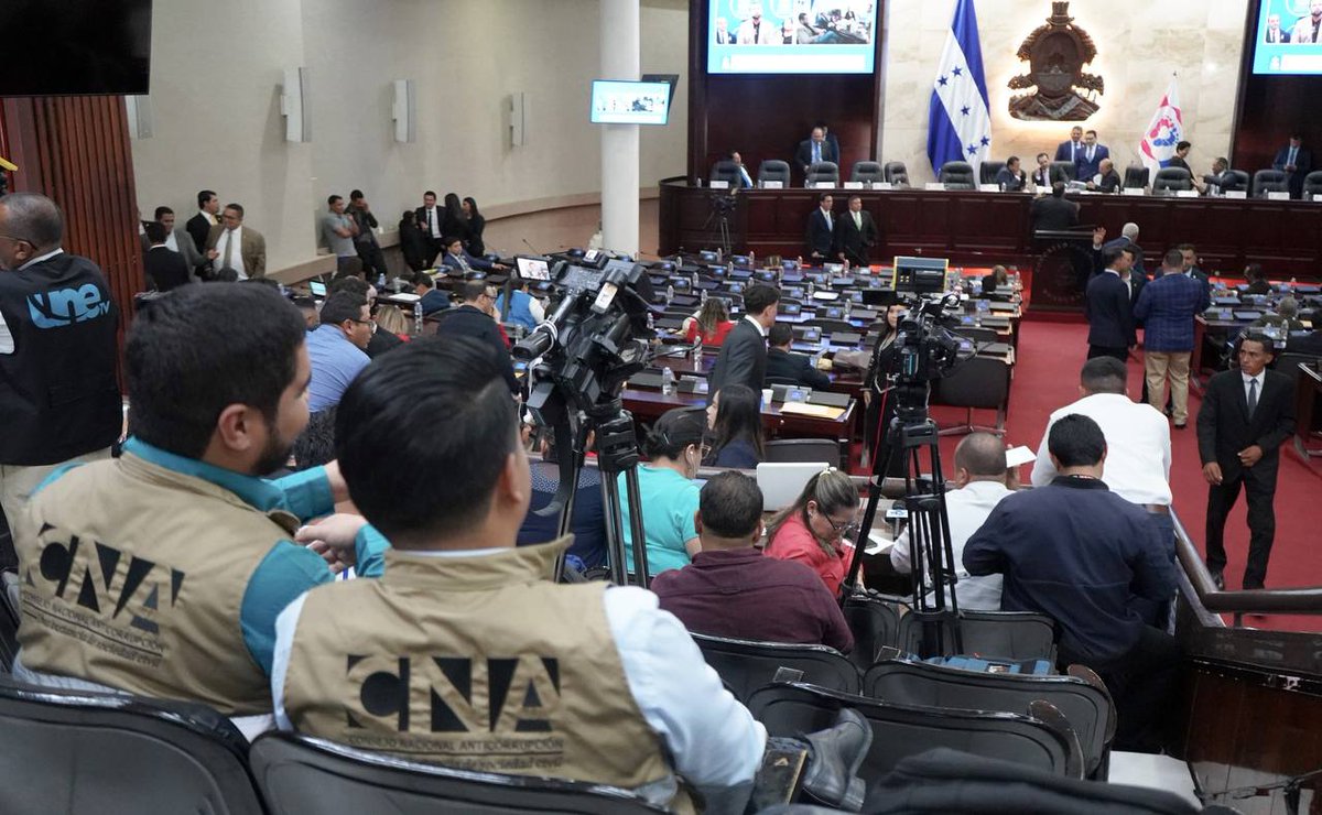 cnahonduras's tweet photo. El Consejo Nacional Anticorrupción, a través del Mecanismo de Incidencia Ciudadana (MIC), ha estado presente en las sesiones del pleno del Congreso Nacional, manteniendo un ejercicio de veeduría ciudadana activo sobre el desempeño y funcionamiento del Poder Legislativo.

En ese sentido, el pasado 17 de febrero se remitió la primera comunicación oficial con observaciones técnicas sobre el desarrollo de las sesiones.

Una de ellas fue la ausencia de una agenda legislativa pública previa a cada sesión, lo que impedía el análisis anticipado tanto para los diputados como para la ciudadanía. Actualmente, esa agenda ya se está publicando, lo que demuestra que la veeduría técnica incide cuando existe apertura institucional.

Sin embargo, todavía hay aspectos que deben corregirse para garantizar mayor transparencia.

➞ Votación con poca claridad

El mecanismo actual consiste en el levantamiento de mano; sin embargo, esta práctica no permite un conteo transparente ni verificable en tiempo real.

Ante las declaraciones de las autoridades del Congreso Nacional de que el sistema electrónico se encuentra obsoleto, es urgente instalar uno nuevo que permita visualizar el nombre, fotografía, bancada y voto de cada diputado en los decretos aprobados.

Mientras esto ocurre, el CNA insta a que, de manera inmediata, se implemente un mecanismo alterno que garantice certeza y trazabilidad.

➞ Quórum inexacto y asistencia no verificable

Aunque se ha manifestado una asistencia casi perfecta, la ciudadanía no cuenta con un mecanismo público que permita comprobarla.

En ese sentido, el CNA exhorta a las autoridades del Congreso Nacional a implementar un sistema electrónico que refleje las asistencias, ausencias y justificaciones, generando registros que permitan evaluar el comportamiento de los congresistas.

En relación al anuncio de deducciones salariales por inasistencias, los nombres y registros correspondientes deben hacerse públicos como garantía de rendición de cuentas.

El CNA seguirá presente en el hemiciclo, observando, proponiendo y construyendo para fortalecer la democracia mediante la vigilancia ciudadana.

#CongresoNacional
#MIC