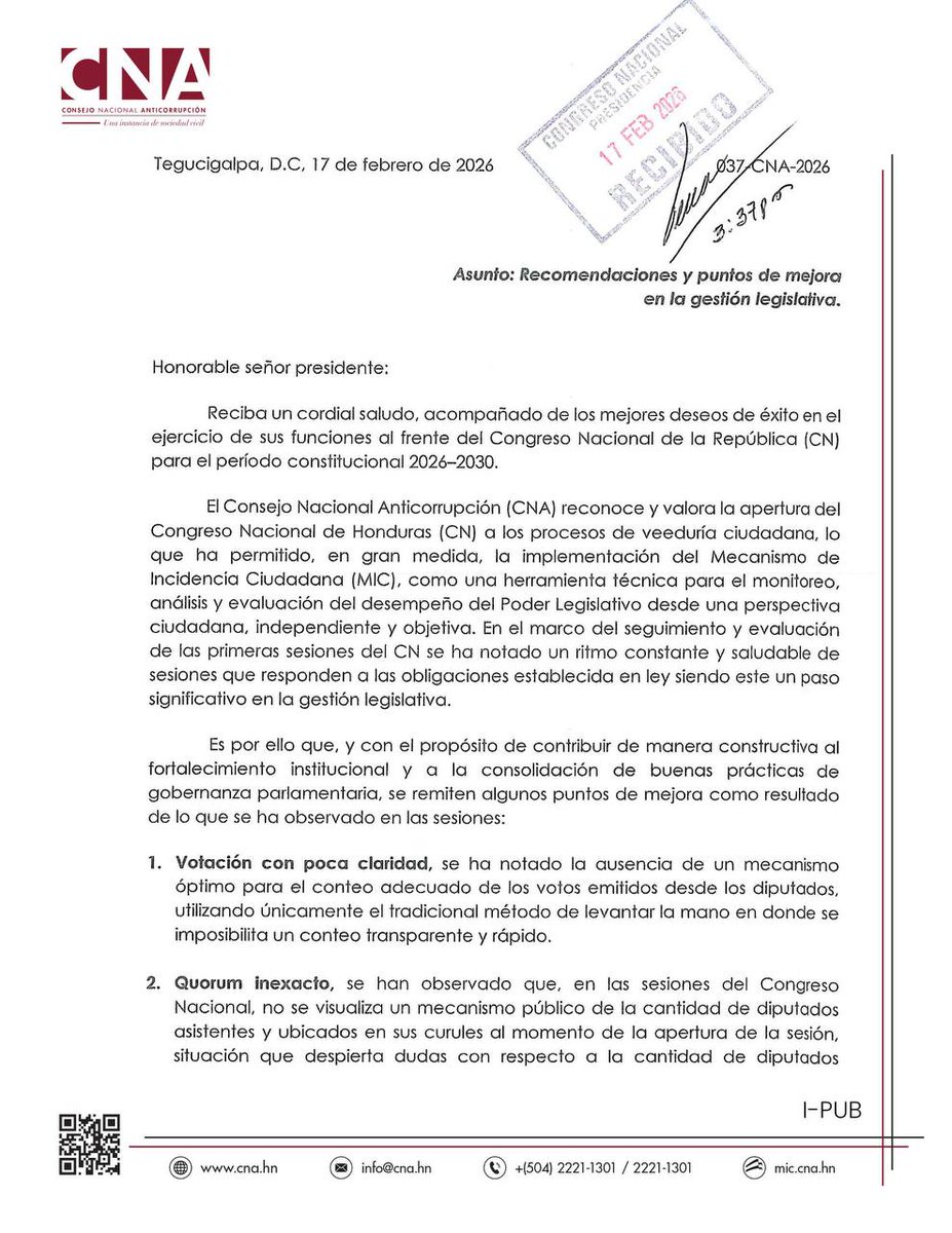 cnahonduras's tweet photo. El Consejo Nacional Anticorrupción, a través del Mecanismo de Incidencia Ciudadana (MIC), ha estado presente en las sesiones del pleno del Congreso Nacional, manteniendo un ejercicio de veeduría ciudadana activo sobre el desempeño y funcionamiento del Poder Legislativo.

En ese sentido, el pasado 17 de febrero se remitió la primera comunicación oficial con observaciones técnicas sobre el desarrollo de las sesiones.

Una de ellas fue la ausencia de una agenda legislativa pública previa a cada sesión, lo que impedía el análisis anticipado tanto para los diputados como para la ciudadanía. Actualmente, esa agenda ya se está publicando, lo que demuestra que la veeduría técnica incide cuando existe apertura institucional.

Sin embargo, todavía hay aspectos que deben corregirse para garantizar mayor transparencia.

➞ Votación con poca claridad

El mecanismo actual consiste en el levantamiento de mano; sin embargo, esta práctica no permite un conteo transparente ni verificable en tiempo real.

Ante las declaraciones de las autoridades del Congreso Nacional de que el sistema electrónico se encuentra obsoleto, es urgente instalar uno nuevo que permita visualizar el nombre, fotografía, bancada y voto de cada diputado en los decretos aprobados.

Mientras esto ocurre, el CNA insta a que, de manera inmediata, se implemente un mecanismo alterno que garantice certeza y trazabilidad.

➞ Quórum inexacto y asistencia no verificable

Aunque se ha manifestado una asistencia casi perfecta, la ciudadanía no cuenta con un mecanismo público que permita comprobarla.

En ese sentido, el CNA exhorta a las autoridades del Congreso Nacional a implementar un sistema electrónico que refleje las asistencias, ausencias y justificaciones, generando registros que permitan evaluar el comportamiento de los congresistas.

En relación al anuncio de deducciones salariales por inasistencias, los nombres y registros correspondientes deben hacerse públicos como garantía de rendición de cuentas.

El CNA seguirá presente en el hemiciclo, observando, proponiendo y construyendo para fortalecer la democracia mediante la vigilancia ciudadana.

#CongresoNacional
#MIC