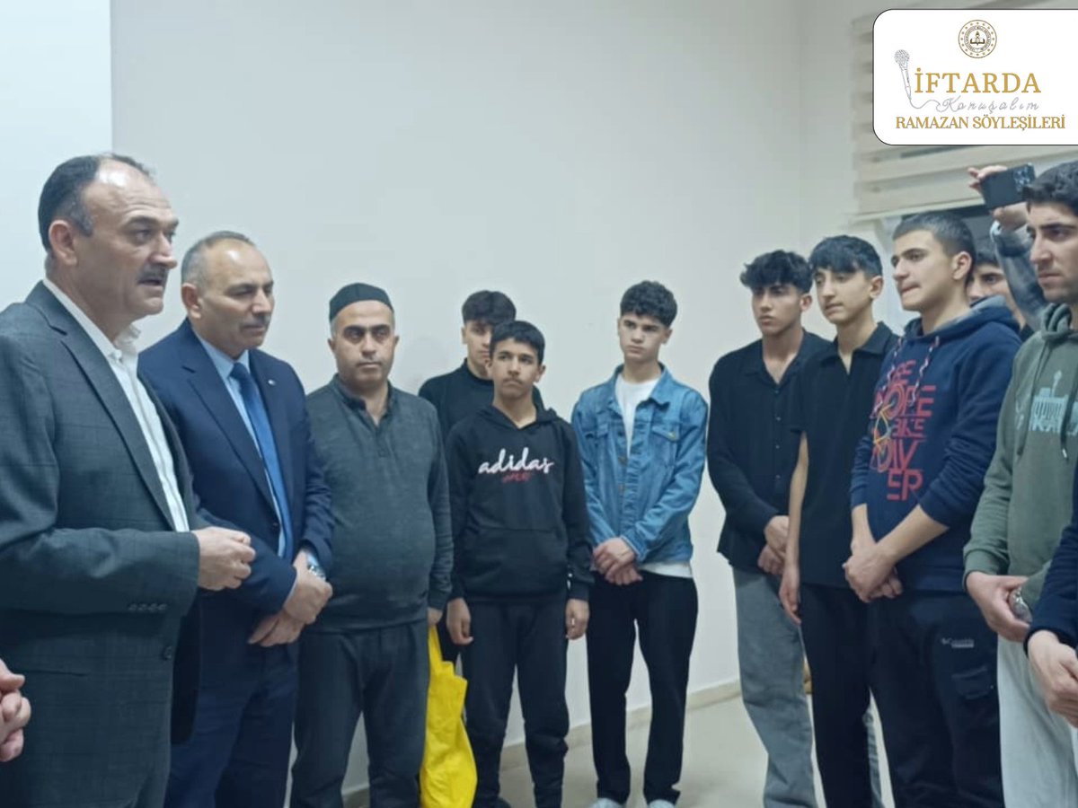 VanilMem's tweet photo. İl Milli Eğitim Müdürümüz Sayın Bilal Yılmaz ÇANDIROĞLU, Muradiye Anadolu Lisesi Pansiyonu’nda kalan öğrencilerimizle birlikte iftar yaparak Ramazan’ın manevi atmosferini paylaştı.

"İftarda Konuşalım" sofrasında, "Ramazan Söyleşileri" gerçekleştirildi.

Ramazan’ın beraberlik duygusuyla, dualarımızı ve maneviyatımızı aynı sofrada birleştirdik.

#MaarifinKalbindeRamazan 

@tcmeb @Yusuf__Tekin @tcvanvaliligi @valiozanbalci75 @bycandiroglu