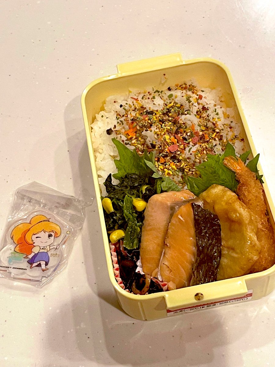 kenchan40s's tweet photo. 高校生の娘に196回目のお弁当を作りました🍱

中学校は、あと1週間で3年生が卒業します。
中2の僕たちは、来週から2年生だけの練習やら、総練習、前日の掃除や準備で、大変😅

しかも舵を取るのは主任の僕。

3月26日の最終日まで、バタバタします。
あっと言う間なんだろうけど、大変な3週間になりそうです。

今日は、塩鮭弁当。ジプコを添えて。
いさ簡単なお弁当だけど、愛情はたっぷり入ってます。

今日もお弁当作りの方、一緒に頑張りましょう！そして、働く皆さん、子育てする保護者の方、インフルエンザやコロナ、風邪から立ち向かってる方、そして、何かに向かって努力する皆さん、今日１日乗り越えましょう！

#お弁当記録 
#お弁当日記 
#お弁当作り楽しもう部 
#ジプコ
#zipfm
#教師のバトン
#ダイエット仲間募集 
#ダイエット記録
#腹筋