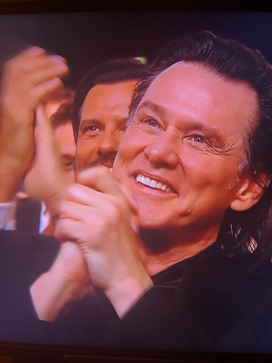 LoraTerrazas's tweet photo. La définition de la classe selon Jim Carrey : il se lève pour applaudir l’hommage de Benjamin Lavernhe au culte The Mask #Cesar2026 https://t.co/0WRiDpbsQx