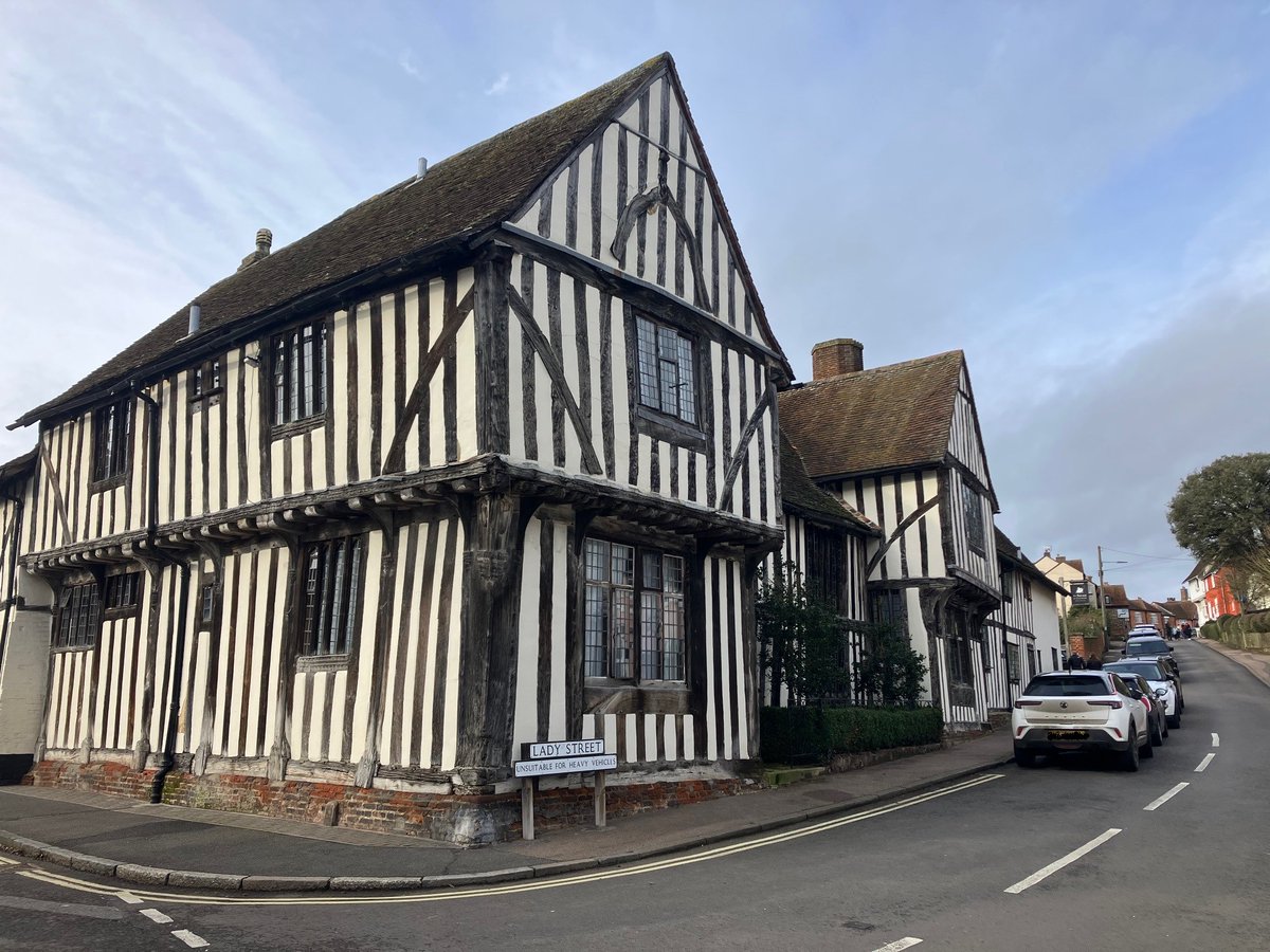 PFTeamJapan's tweet photo. Suffolkにある村でLavenhamに！

中世に羊毛産業が栄え、衰退後、経済的に建て替えることができなかった為、現在まで古い建物が多く残ったらしいです🤔

お菓子でできたような傾いた家並みは可愛らしく、📽️ハリー・ポッター📽️でも一部CGと組み合わせて使用されたそうです🧙‍♂️

#YMS2025 https://t.co/vbVRnJf3Uy