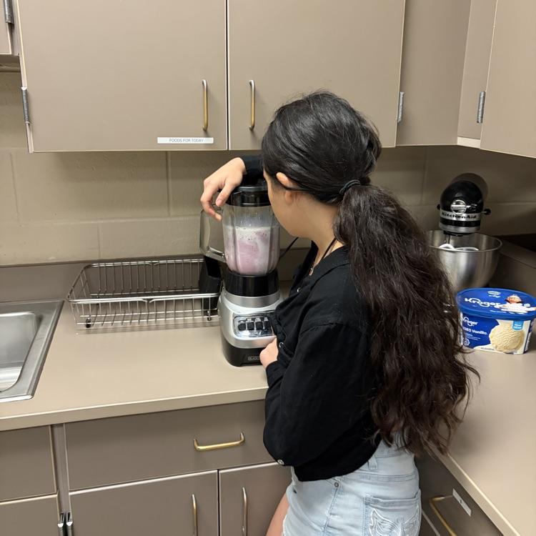 HumbleISD_CMS's tweet image. Culinary blended up some fun yesterday with smoothies for our Fruits &amp;amp; Veggies unit! 🥤🍓 Stay tuned… more delicious pics are on the way! #TheColtWay