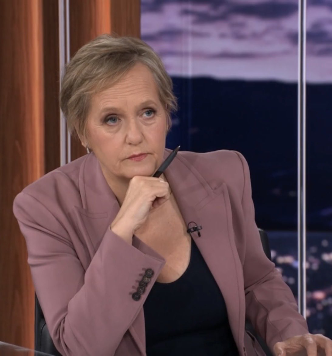 SaraJade_13's tweet photo. #SarahFerguson #730abc #TimWilson BL Ferguson leaning on a clenched fist signs of pent up frustration, negative emotions & defensiveness & a healthy skepticism , tries to restrain herself as Wilson smugly taunts refusing to answer her questions fully. https://t.co/9O6qj0albB