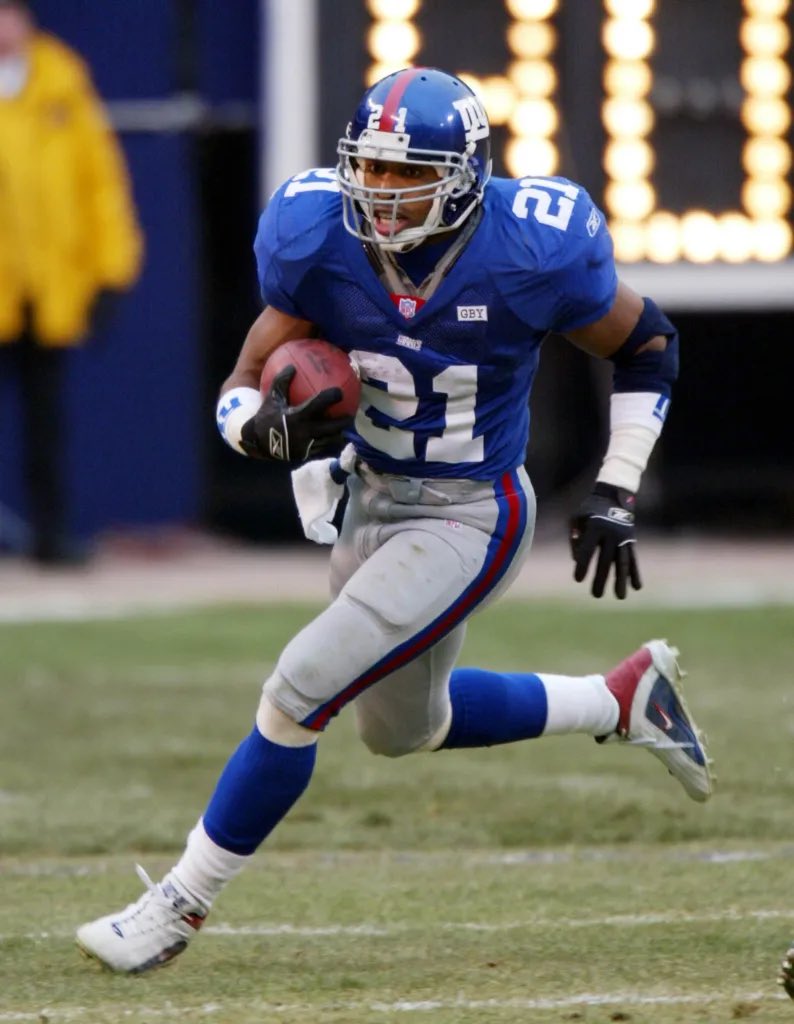 postcrabcore's tweet photo. Tiki Barber was the best RB in Giants history. After Coughlin fixed the fumbles he was unstoppable. Retired before he even hit his ceiling. https://t.co/ZgWVKYWjtg