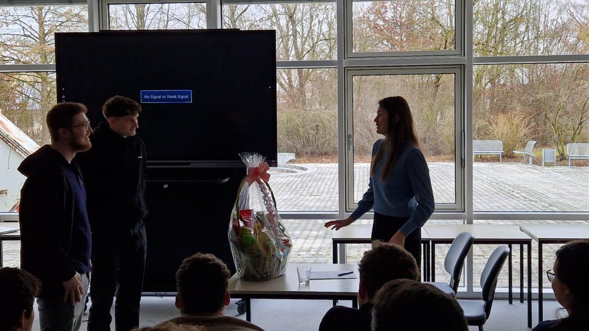 EDVSchulen's tweet photo. Bestens gerüstet für zukünftige Bewerbungsgespräche ist nun die Abschlussklasse der #Fachschule an den #EDVSchulen #Plattling. Am Donnerstag fand für sie ein Bewerbertraining statt, das von der @kermi_gmbh durchgeführt wurde.

#Ausbildung #Weiterbildung #Informatik https://t.co/Fm2I7K5zjU