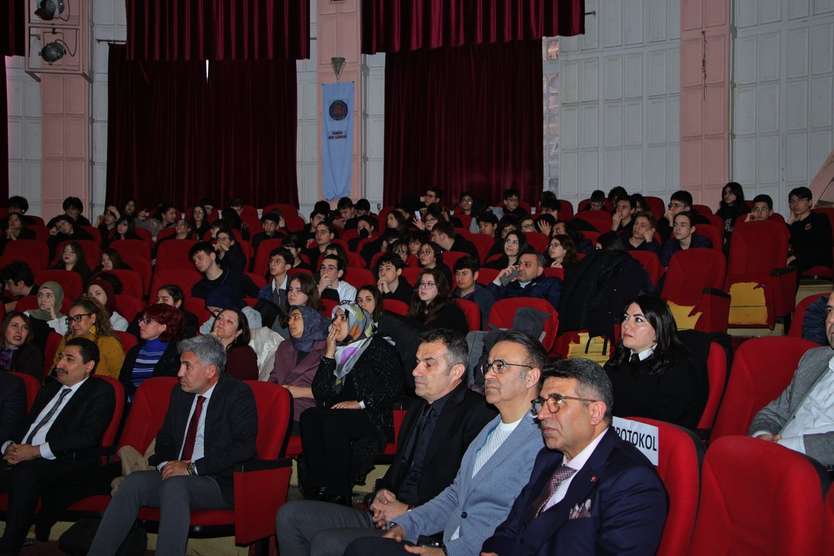 izmir_ilmem's tweet photo. 🇹🇷Ege’nin genç ruhu, İzmir Kız Lisesi ev sahipliğinde buluştu!

Millî Eğitim Bakanlığı himayesinde ve İzmir İl Millî Eğitim Müdürlüğü koordinasyonunda düzenlenen “Korkma! Gençliğin Ruhu Burada” temalı bilgi yarışmasının Ege Bölgesi finalinde; 7 ilden gelen öğrenciler, İstiklâl Marşı’nın ruhunu yansıtan sorularla bilgi ve millî şuurunu ortaya koydu. 🇹🇷

Ege Bölge birincisi, İzmir Fatma Ramazan Büküşoğlu Anadolu Lisesi oldu. 🏆

İl Millî Eğitim Müdürümüz, gençliğin hakkı ve hakikati üstün tutan duruşunun her türlü zenginlikten kıymetli olduğunu vurgulayarak, Türkiye Yüzyılı Maarif Modeli doğrultusunda akıl ve kalbi birlikte önceleyen nesiller yetiştirmenin önemine dikkat çekti.

Emeği geçen tüm öğrenci ve öğretmenlerimizi tebrik ediyoruz. 👏✨

@tcmeb @Yusuf__Tekin @drsuleymanelban @yahsiomer