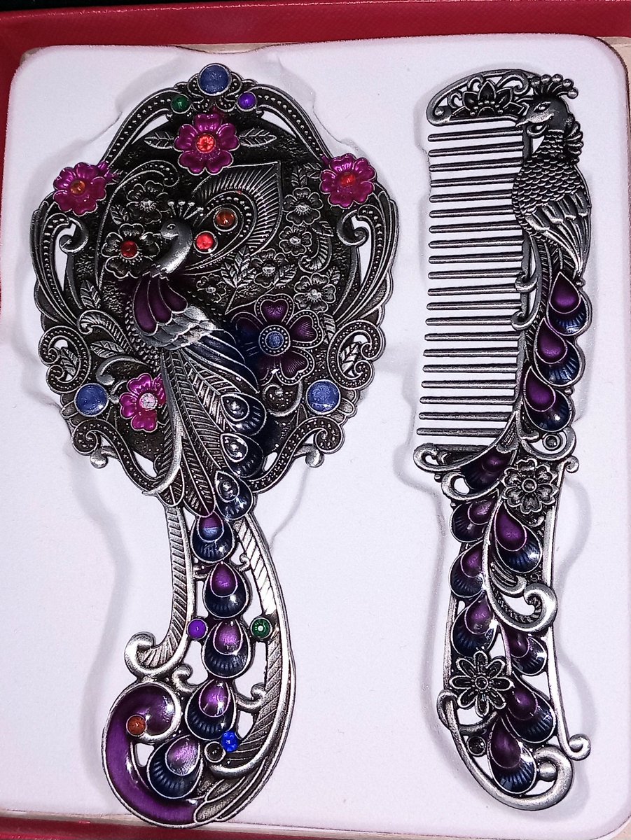 Went noseying at my usual antiques place and the OH told me to go and look at this little mirror and comb set and how could I not take it home with me i think its stunning and was only £5😍💜🦚