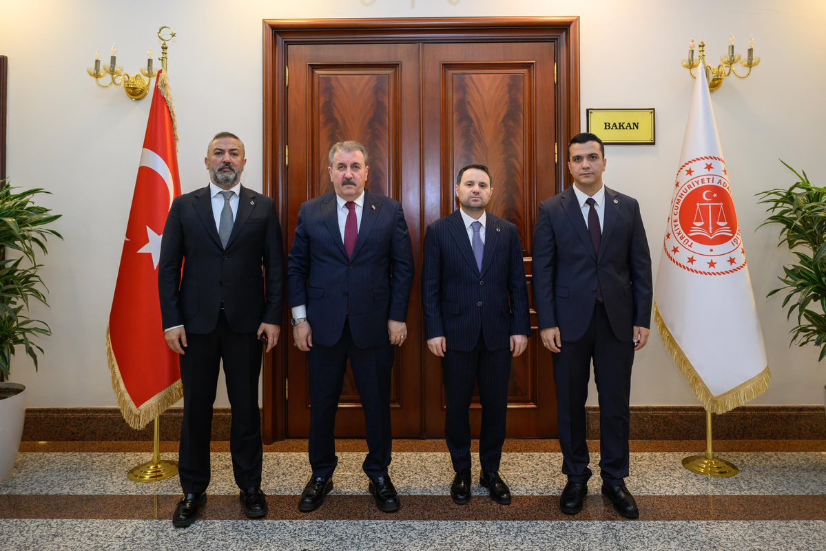 Adalet Bakanımız Sayın Akın Gürlek’e hayırlı olsun ziyaretinde bulunduk. 

Nazik ev sahipliği ve ilgileri için teşekkür eder, hayırlı olması dileğimle şahsına ve bakan yardımcılarımıza görevlerinde üstün muvaffakiyetler dilerim.