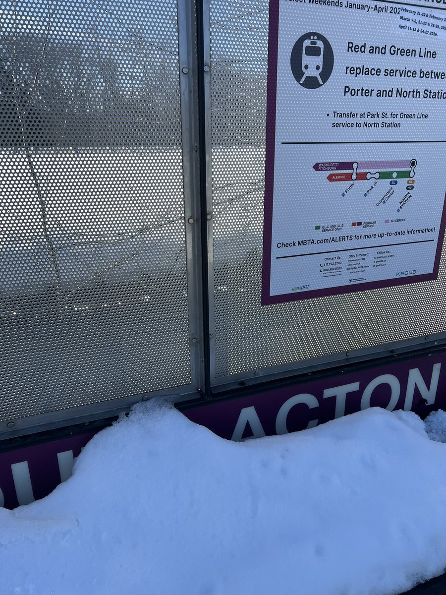 UhOh_Panda's tweet photo. Dear @MBTA_CR @KeolisBoston, why don't your snow removal crews shovel benches? https://t.co/sBv6nX90Cm