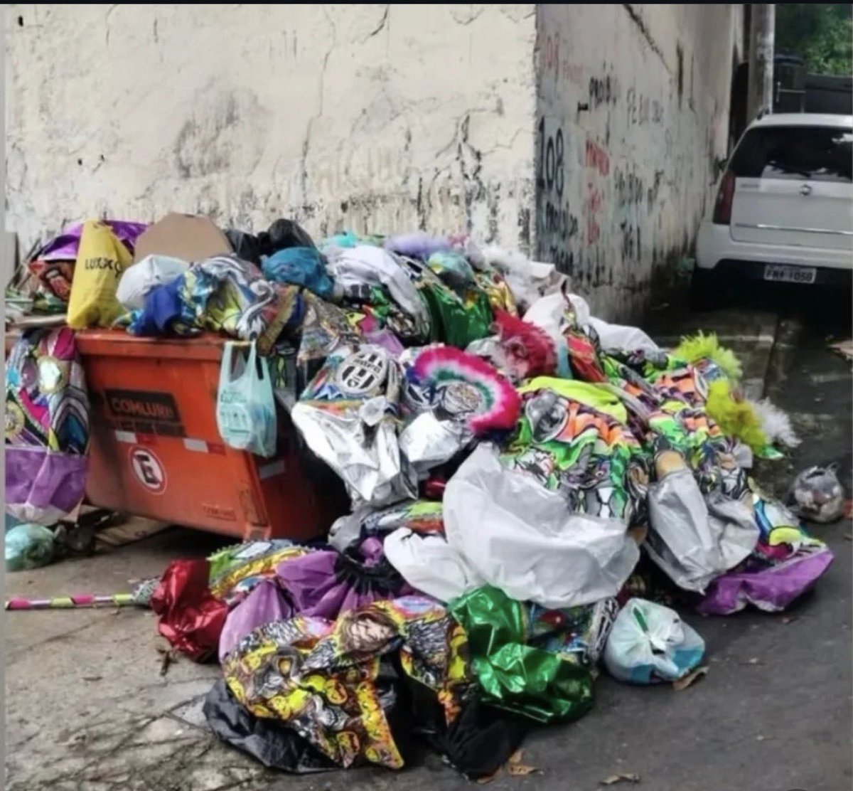 batebolaRJ's tweet image. Acabou o carnaval, não jogue fora, faça uma doação para alguém que não tem condições financeiras pra pagar um bate-bola..🎭 #batebola #carnaval #fantasia