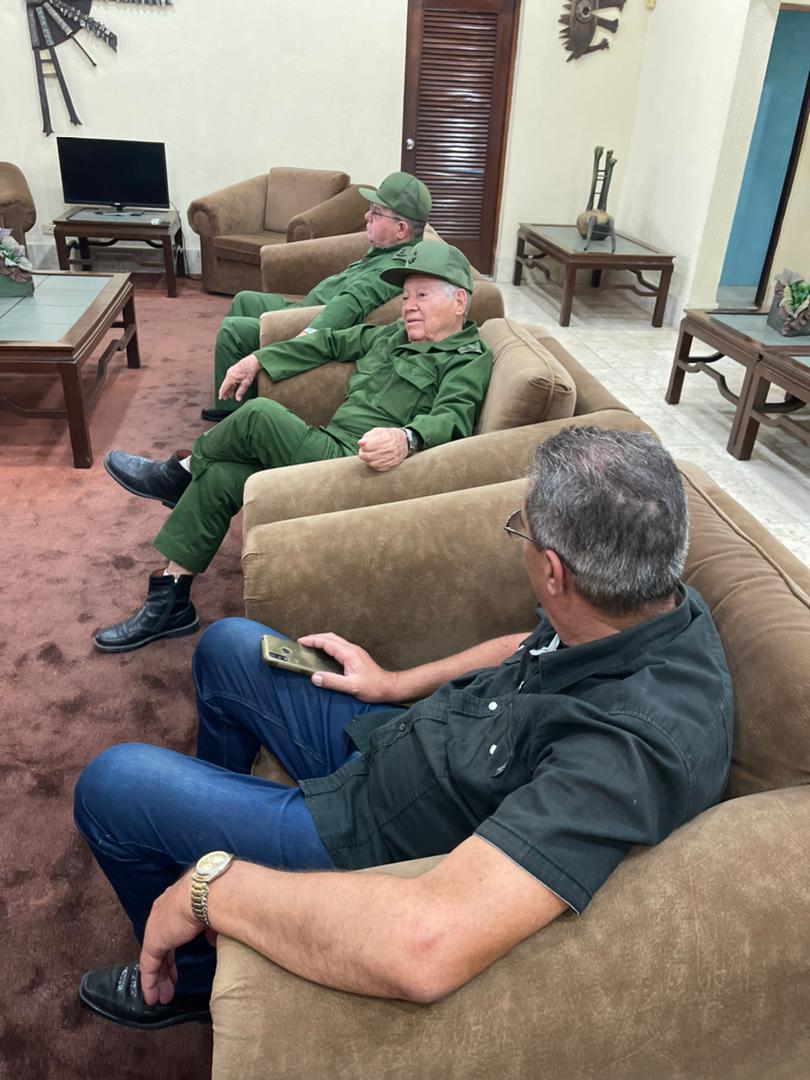 GuevaraCom5445's tweet photo. 🇨🇺 Hoy recibimos al Gral. Ramón Pardo Guerra. En una charla cercana nos dejó lecciones de vida: la resiliencia como arma del pueblo. En un emotivo homenaje al Che depositó ofrendas florales. ¡Gracias, General! ✊
#ceche #Cuba #CheGuevara #Resiliencia https://t.co/GmDT5ELtKQ