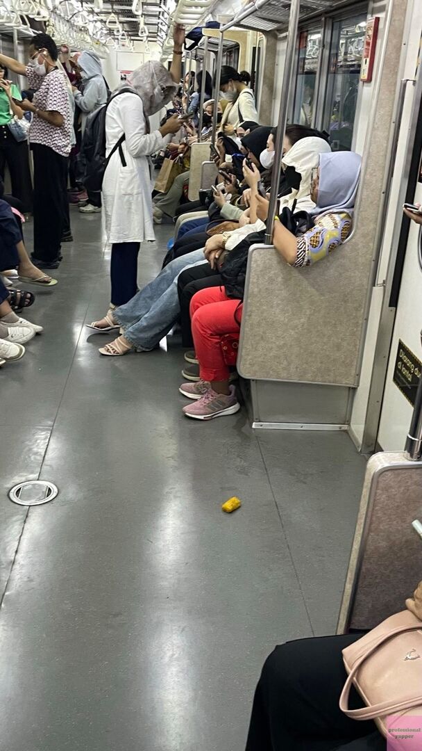 yang keilangan risol, ini risolnya ketinggalan si KRL yap! 😭