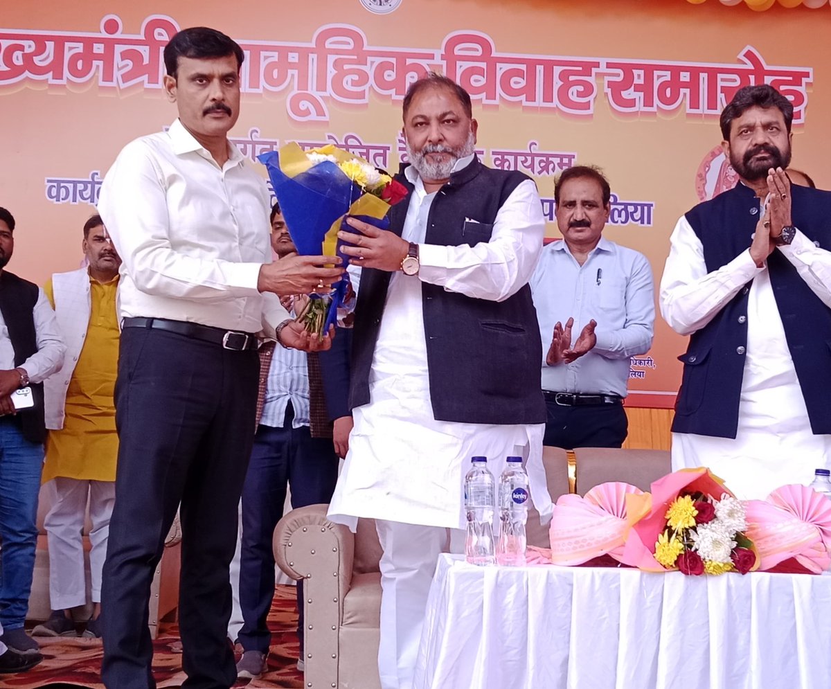 dmballia's tweet photo. राजकीय पॉलिटेक्निक ग्राउंड, बलिया में मुख्यमंत्री सामूहिक विवाह योजना के अंतर्गत 252 जोड़ों का विवाह संपन्न हुआ। नवदंपतियों को आशीर्वाद व 24 प्रकार की उपहार सामग्री प्रदान की गई। https://t.co/AvaS3yu0eB