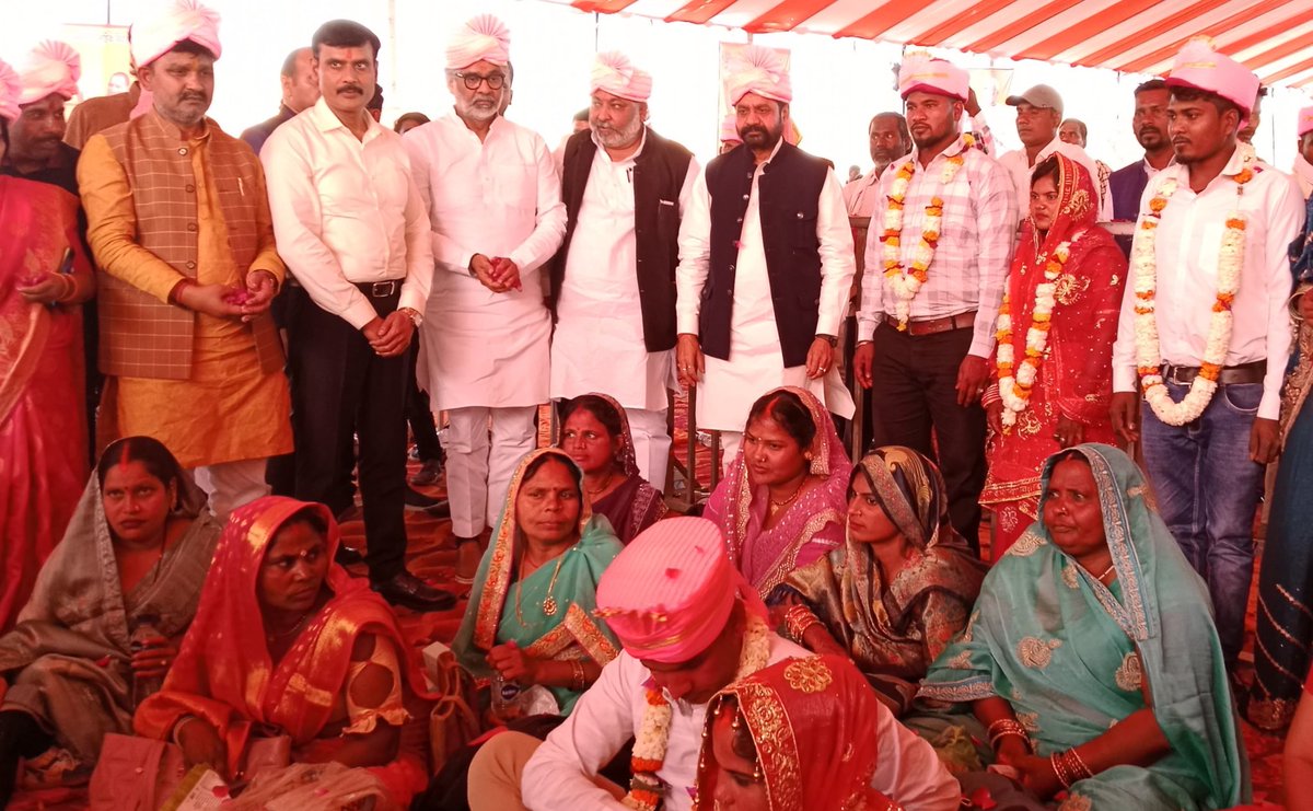 dmballia's tweet photo. राजकीय पॉलिटेक्निक ग्राउंड, बलिया में मुख्यमंत्री सामूहिक विवाह योजना के अंतर्गत 252 जोड़ों का विवाह संपन्न हुआ। नवदंपतियों को आशीर्वाद व 24 प्रकार की उपहार सामग्री प्रदान की गई। https://t.co/AvaS3yu0eB