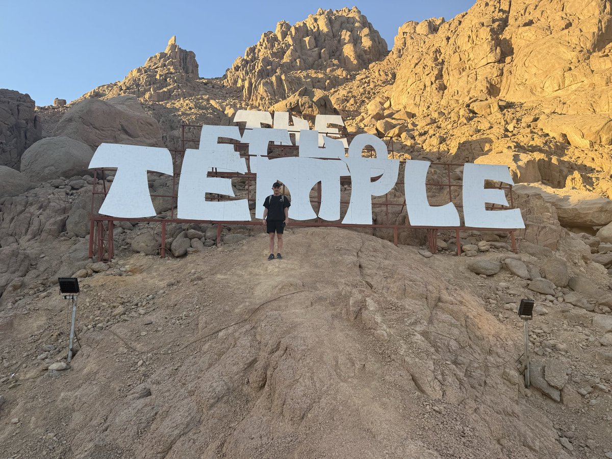 xtoni19x's tweet photo. In the dessert https://t.co/A0kXGLUJCp