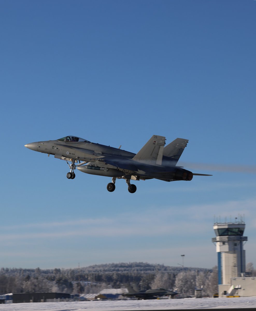 Karjalan lennoston Hävittäjälentolaivue 31 on lentänyt tällä viikolla Vihuri 26 -harjoituksessa Rissalan ja Pirkkalan tukikohdista päivittäin 4-6 lentokierrosta päivä- ja yö-olosuhteissa. Vihuri 26 päättyy huomenna perjantaina 27.2. klo 15 mennessä. #ilmavoimat #karlsto #hävllv31