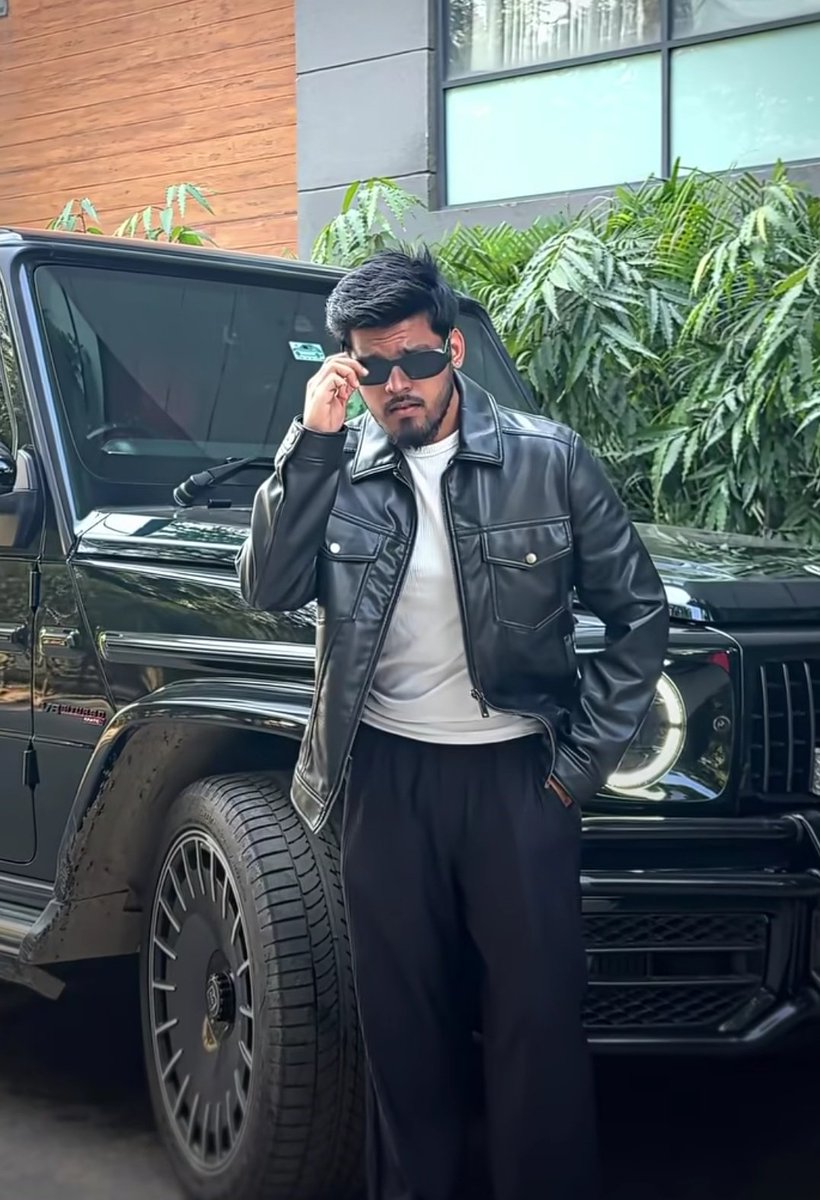 Ye Banda ko sab kyo p€l rahe hai! 😤😤

@gupta_aashishh, <a href="/ElvishYadav/">Elvish Yadav</a>