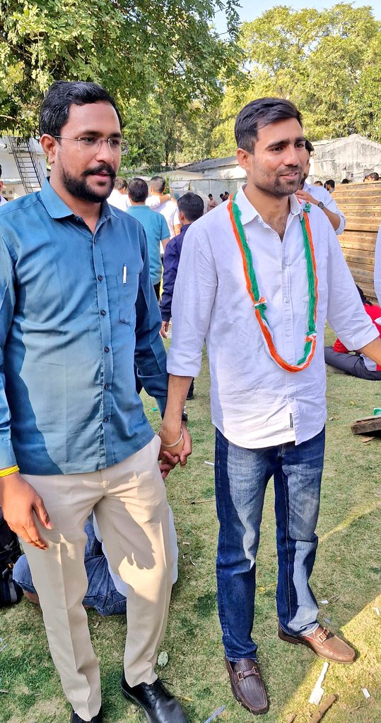 Ravi_NSUI_Mp's tweet photo. आज दिल्ली पहुंचकर @nsui के नवनियुक्त राष्ट्रीय अध्यक्ष बड़े भाई श्री @VinodJakharIN जी से सौजन्य मुलाकात की एवं मध्यप्रदेश के ऊर्जावान साथियों की ओर से हार्दिक शुभकामनाएँ प्रेषित कीं।

आपके नेतृत्व में देश के लाखों छात्रों को नई ऊर्जा, नई दिशा और संघर्ष की सशक्त आवाज़ मिलेगी। https://t.co/OnhI16uWDD