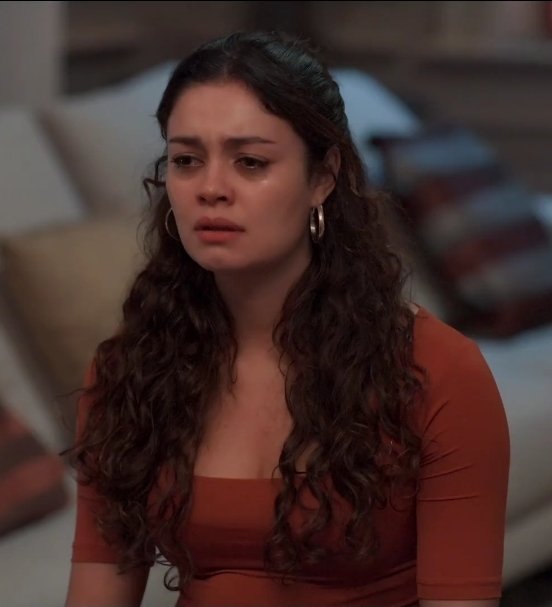 brendasafra's tweet photo. é muito bom como a novela quer mostrar pra gente a diferença entre:
uma pessoa que te ama DE VERDADE (Gerluce) X uma pessoa que não te ama realmente e é egoísta (Raul)

a Gerluce em pânico desde o primeiro minuto. chorando, acabada.
o Raul só "preocupado", mas negando socorro. https://t.co/d3Te126fNE