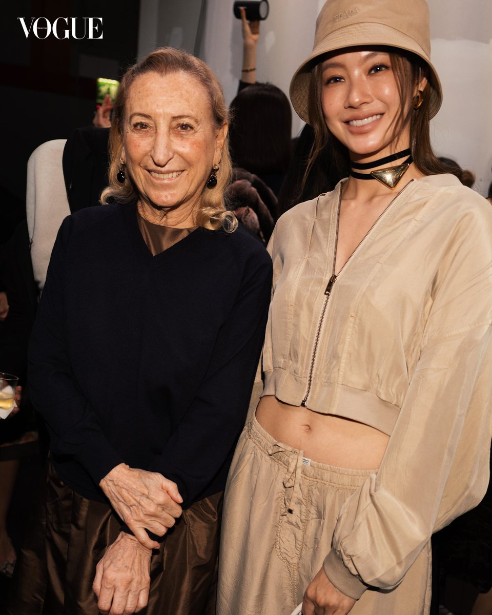 VogueThailand's tweet photo. #VogueFashionWeek โว้กเปิดอัลบั้มรวบโมเมนต์ฟรอนต์โรว์ของ ‘ปอนด์-ณราวิชญ์’ @ppnaravit และ ‘น้ำตาล-ทิพนารี’ @NamtanTipnaree ในโชว์ Prada @Prada คอลเล็กชั่นฤดูใบไม้ร่วง/ฤดูหนาว 2026 พิเศษกับการพบปะและทักทายกับ Miuccia Prada ดีไซเนอร์ผู้ก่อตั้งพร้อมถ่ายภาพบันทึกความทรงจำร่วมกัน นอกจากนี้ยังมีโมเมนต์เก็บตกของเหล่าสมาชิกวง ‘TransfOrm Project’ ที่เดินทางมาร่วมเป็นแขกคนสำคัญด้วยเช่นกัน #PRADA #PradaFW26 #PradaFW26xPond #PradaFW26xNamtan

ภาพ: Daan Sachdev
