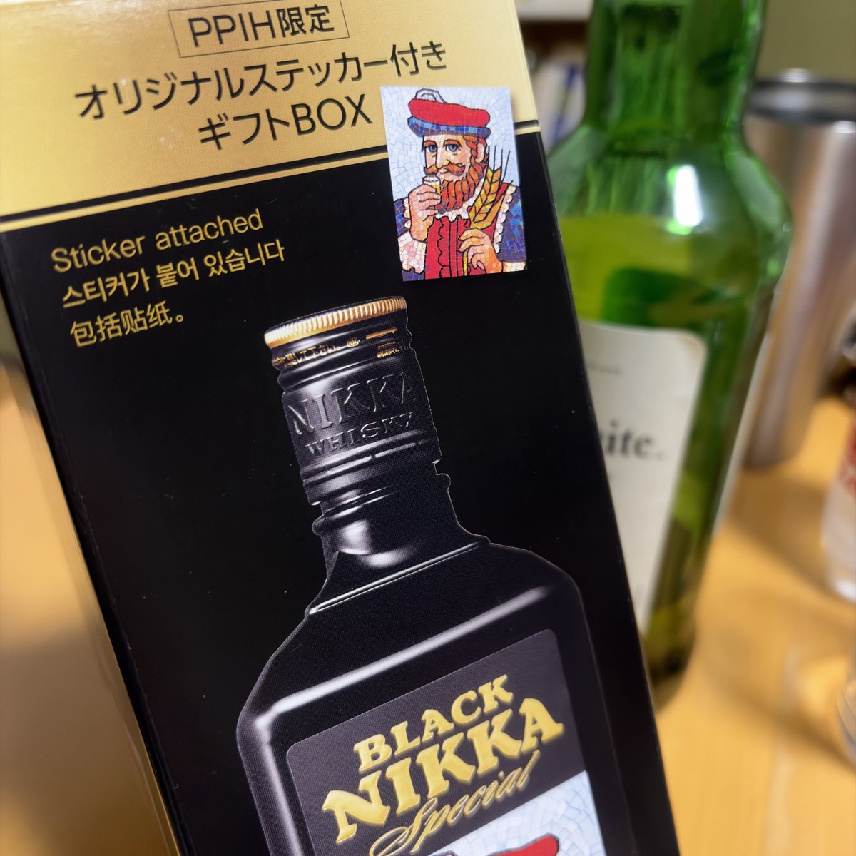 ブラックニッカに、箱とステッカーが付いてた。 #晩酌 #ウイスキー
