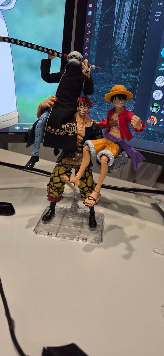 god Law has such small hands......
and you just can't imagine how difficult it was to put them on Kid shoulders