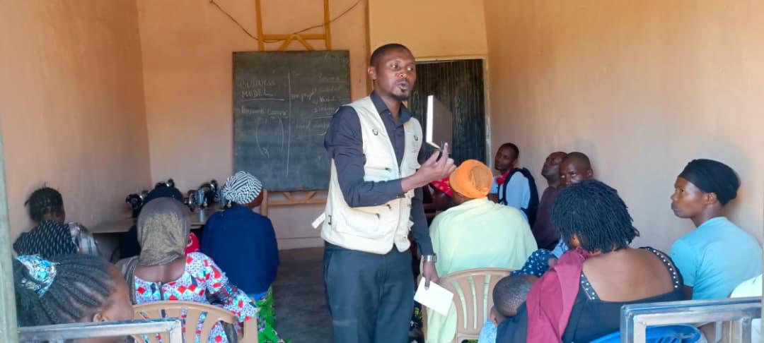LIFEeLIFE1's tweet photo. At Liftelife Initiative, we are committed to strengthening resilience and promoting self-reliance among refugees and host communities in Nakivale and surrounding areas.
📍 Nakivale Refugee Settlement &amp; Host Communities

#Livelihoods @IshimweNun81769 @YARIDUganda https://t.co/ZhUk3Xel9K