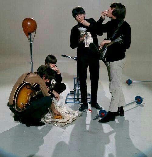 BobaFettANHSE's tweet photo. #thefabfour #thebeatles 🙌 https://t.co/JXHF5lhbD5