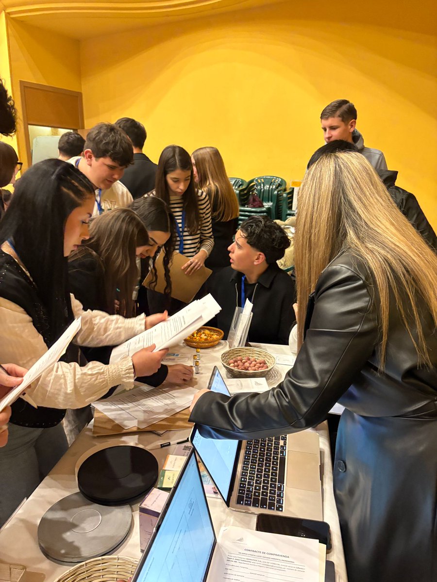 carmelitestgn's tweet image. #ADMXC #POSTC 2n del cicle formatiu de Gestió Administrativa ha tornat a aconseguir el 1r Premi a la Fira d'Empreses Simulades @FundacioInform @insandreunin_oficial @impulsfp amb el projecte d'empresa Aromatech. Felicitats! Bonafeina! #somfp #viucarmelites