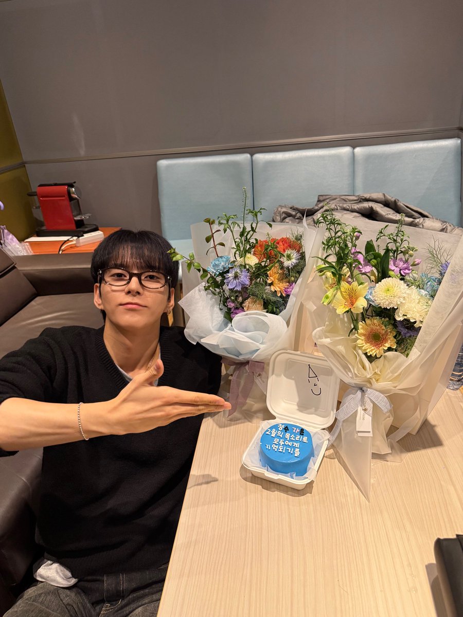 odebbl's tweet photo. [▪️] 260227

📸📸📸
🦊 may it be remem
 ㄴ 🦊 I took a picture together like that, and when I got up, I apparently erased the "bered" with my elbow..

📝 the full phrase is supposed to be 'may it be remembered' https://t.co/jxBkoAford