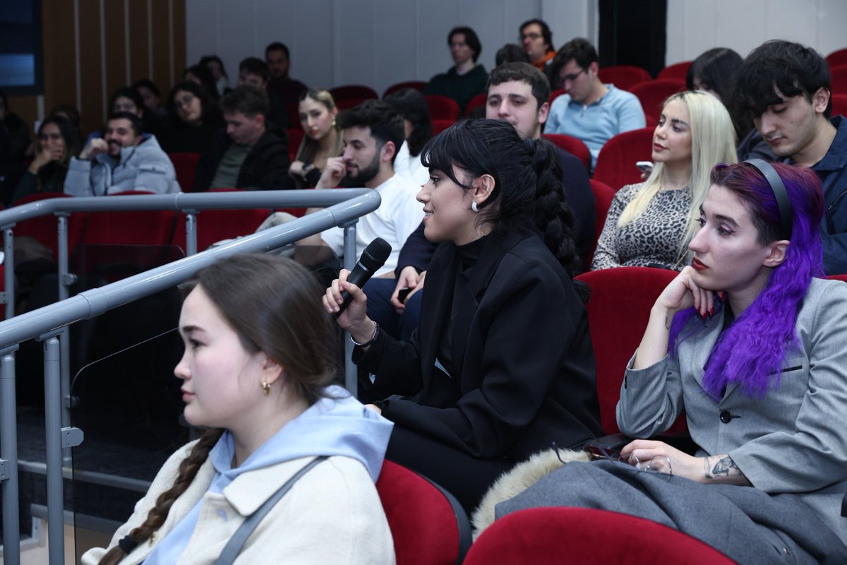 📍Avrupa Birliği tarafından finanse edilen Akdeniz’de Düzensiz Göç Akışı Konusunda Türkiye–İtalya İşbirliğine Destek Projesi Yabancı Öğrenciler İçin Üniversite Bilgilendirme Çalıştayı açılış programı Dokuz Eylül Üniversitesi (DEÜ) DESEM Bordo Salon’da öğrencilerin yoğun