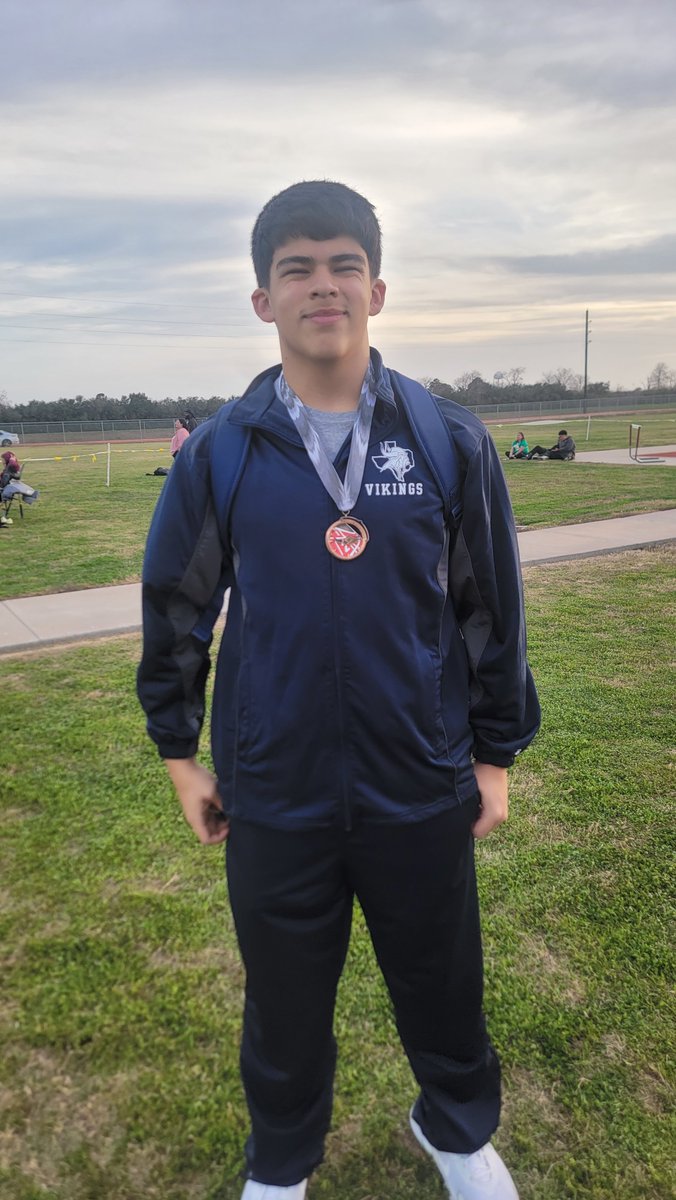 noah_conde11's tweet photo. This is my 2nd medal in 3rd place in shot put🥉 staking them up! Going for gold next meet.
@CoachGordon_1  govikings https://t.co/Ox1UlXmEik