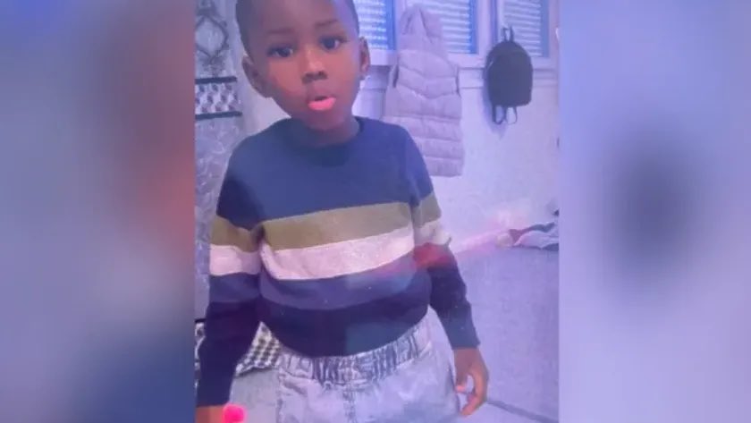 FocusinfosFr's tweet photo. 🇫🇷👮‍♀️ Disparition inquiétante

Madoua, 4 ans, autiste non verbal, a disparu mercredi 25 février vers 14h15 à Neuilly-Plaisance (aire de jeux promenade André-Devambez, bords de Marne). Il a été vu courant vers Le Perreux-sur-Marne.

Pull rouge, anorak bleu avec éléments rouges. 

Toute information ➡️ appelez immédiatement le 17.