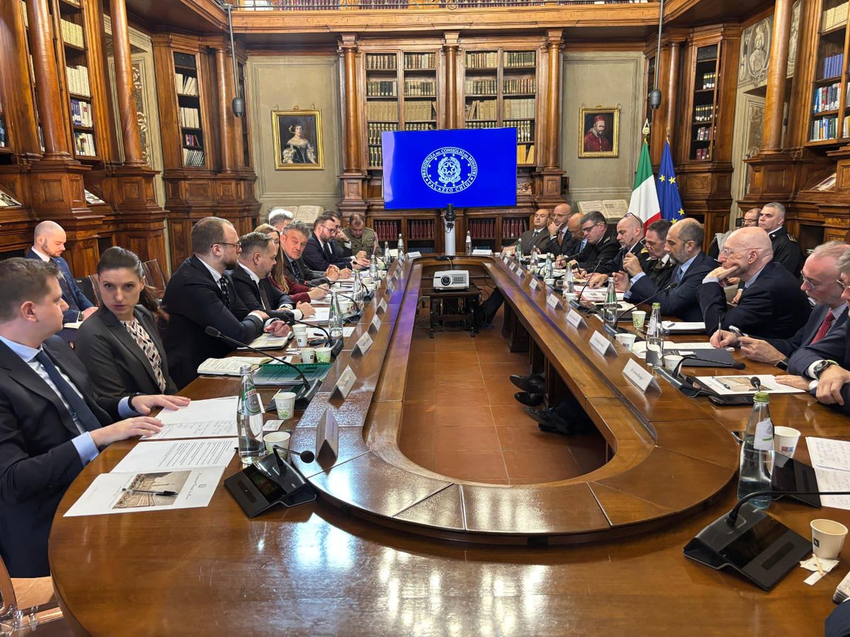 📍Rzym (Włochy) | 📆26.02.2026 r.

🇵🇱🤝🇮🇹 Wiceminister aktywów państwowych <a href="/KonradGolota/">Konrad Gołota</a> oraz minister <a href="/magdasobkowiak/">Magdalena Sobkowiak</a>, Pełnomocnik Rządu ds. SAFE, rozpoczęli w Rzymie serię europejskich spotkań poświęconych promocji zakupów z #SAFE w polskim przemyśle obronnym przez inne kraje.