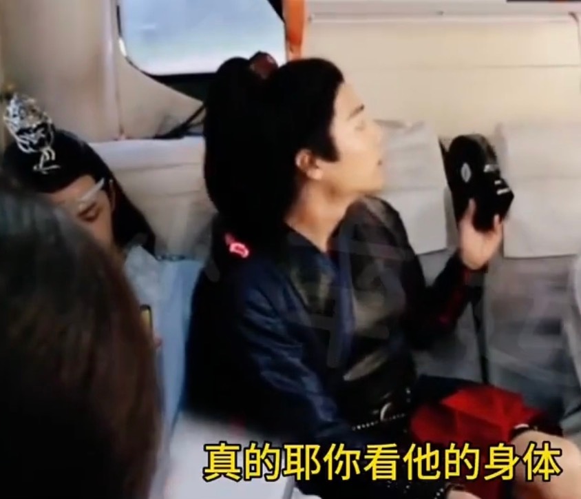 ksen_laz's tweet photo. OMG, new bts. When Wang Zhuocheng (Jiang Chen) saw 🐇 wanted to seat next to 🦁, he stood up immediately to change places🔥. All this time 🦁 pretended playing with phone. And that's how 🐇seats��  Their eyes can tell the stories here 😅🤭❤️💚
#YiZhan #TheUntamed https://t.co/wRpfqkF6ZT