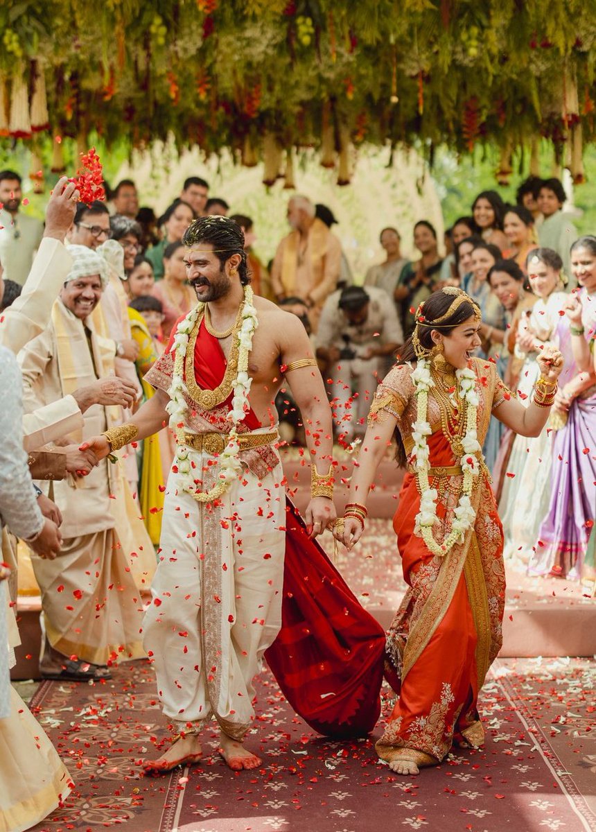 JanhvikapoorFC_'s tweet photo. Whn hearts tie the knot,Magic follows ❤️
#ViRoshWedding https://t.co/0c9piJfAgc