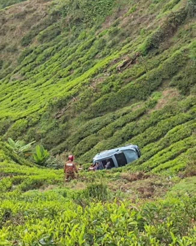 ZacZakirin13's tweet photo. GWM Haval (kereta China) jatuh gaung kat CH. Apa yg menarik dlm gambar ni?

1. Body kereta masih steady walau jatuh tergolek² dari tempat tinggi.

2. Resale value tak penting dlm hal boleh menyelamatkan nyawa mcm ni.

3. Kualiti kereta China hari ni, bukan mcm 10 tahun lps. https://t.co/HLkuHaCENd