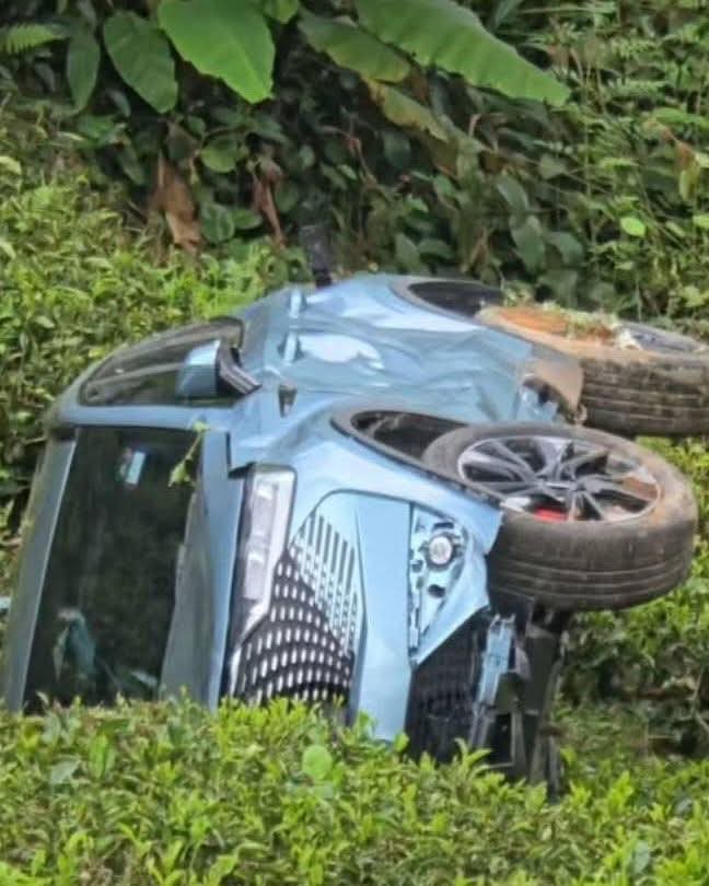 GWM Haval (kereta China) jatuh gaung kat CH. Apa yg menarik dlm gambar ni?

1. Body kereta masih steady walau jatuh tergolek² dari tempat tinggi.

2. Resale value tak penting dlm hal boleh menyelamatkan nyawa mcm ni.

3. Kualiti kereta China hari ni, bukan mcm 10 tahun lps.