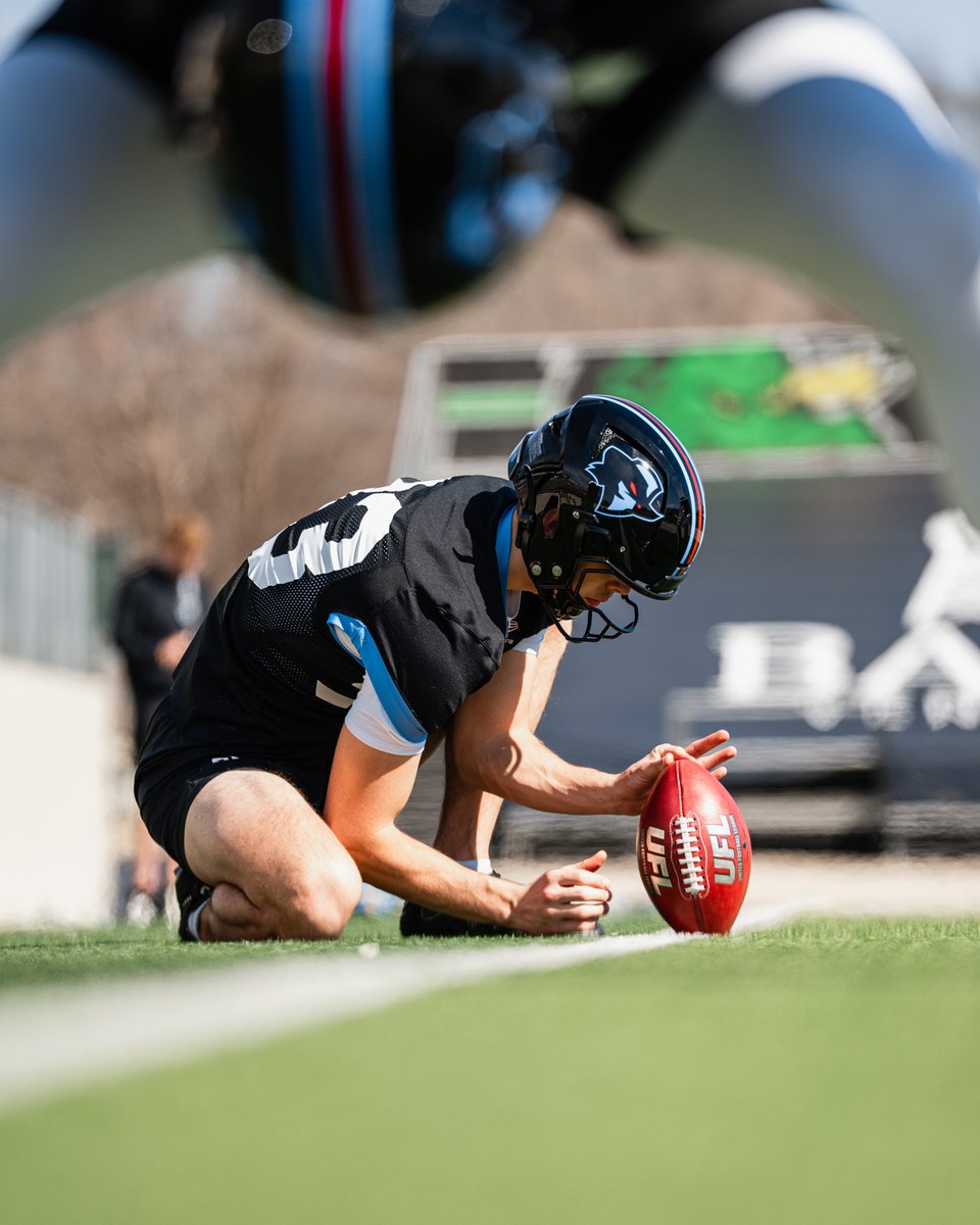NoahBeauso's tweet image. Brendan Hall (#93) holding a snap from Antonio Ortiz (#49) for the @UFLRenegades during training camp.
#UFL | #BetweenTheGoalposts