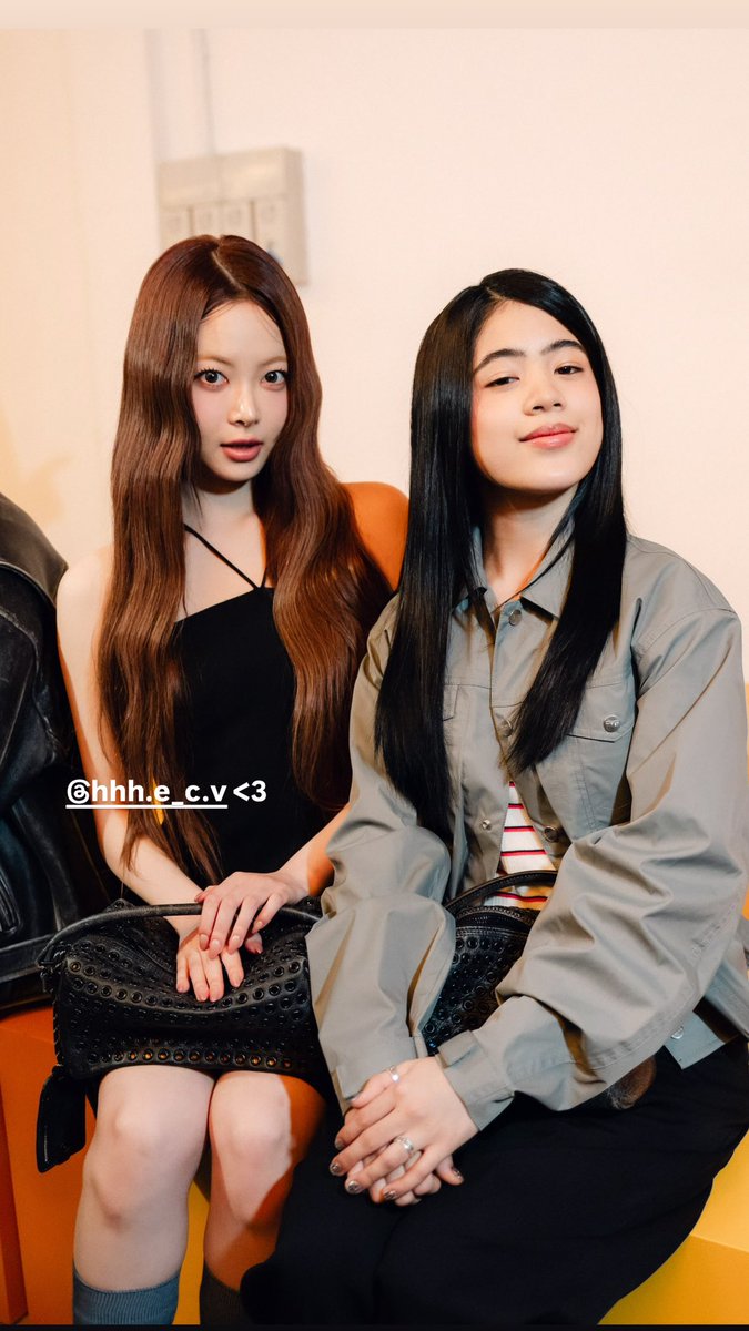 FIMBASE's tweet photo. Dancer and Content Creator Niana Guerrero (@nianaguerrero) Instagram story update with EUNCHAE at the @OnitsukaTiger AW26 show in Milan 

— 🔗 https://t.co/i4w0HiTffu 

HONG EUNCHAE FOR ONITSUKA TIGER MFW
#EUNCHAExOnitsukaTigerAW26
#EUNCHAExOnitsukaTiger #MFW
#HONGEUNCHAE #OnitsukaTigerAW26